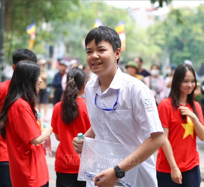 Thí sinh tới điểm thi Trường THPT Trần Nhân Tông để thi môn Ngoại ngữ. Ảnh: Thanh Tùng - TTXVN
